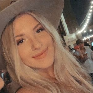 Meet your Posher, Chloe